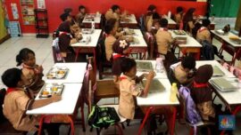 Sejumlah siswa saat mengikuti pelaksanaan program Makan Bergizi Gratis di SDN Jati 03 Pagi, Pulo Gadung, Jakarta Timur