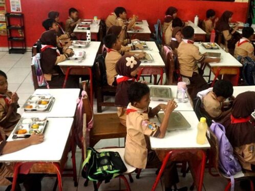 Sejumlah siswa saat mengikuti pelaksanaan program Makan Bergizi Gratis di SDN Jati 03 Pagi, Pulo Gadung, Jakarta Timur
